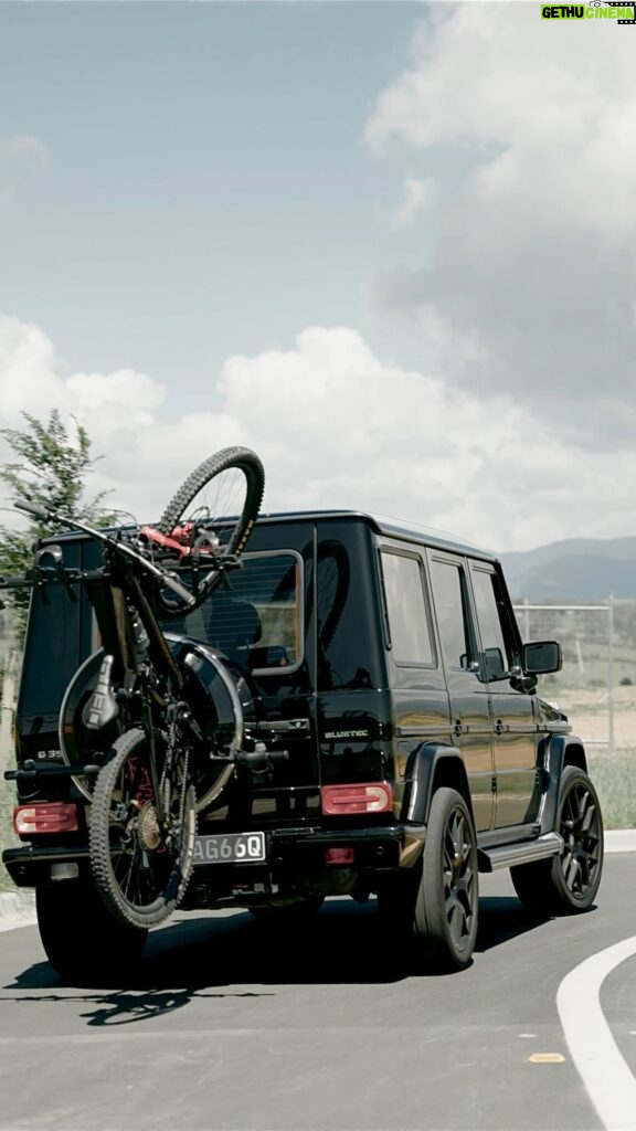 Caroline Buchanan Instagram - This beautiful @yakimaracksaunz rack 🥰 My 4 bikes will be locked and loaded for the summer mountain bike season!!! Let’s go…