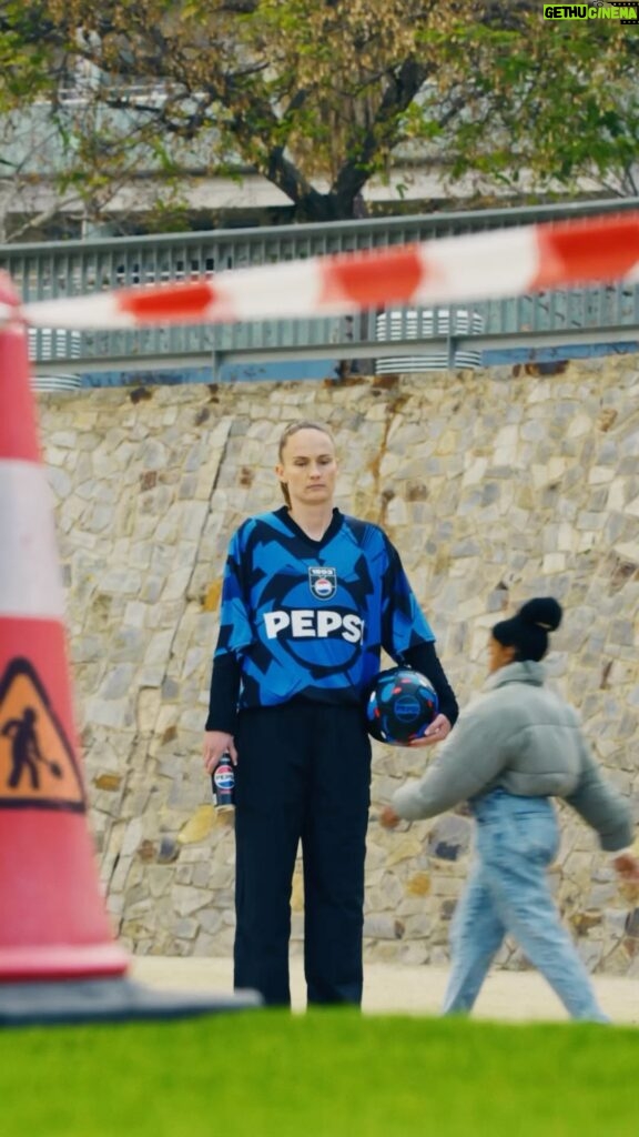 Caroline Graham Hansen Instagram - The Pepsi MAX football campaign is live! It was so much fun to shoot this one back in February 🤘🏼 You don’t need a pitch and 22 players. Football’s beauty is in its simplicity. Where there’s a ball, there’s a way! #pepsimaxnorge #thirstyformore