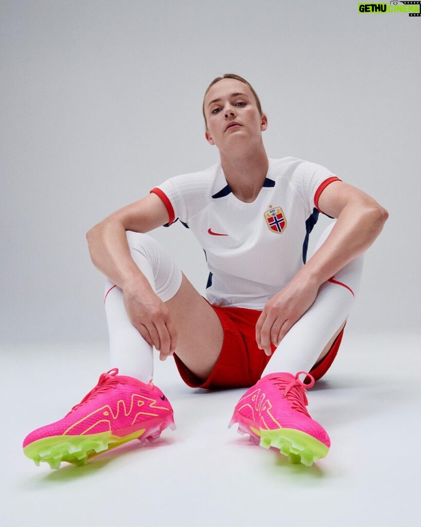 Caroline Graham Hansen Instagram - Sharp in the new Nike kits🔥