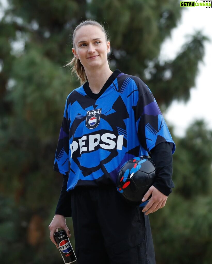 Caroline Graham Hansen Instagram - Happy to continue my journey as Pepsi MAX ambassador! 💙 ✨ Can’t wait to bring even more energy and excitement to the field with this brand along with @tobiasfreestyle #PepsiMAXnorge #PepsiMAX #thirstyformore