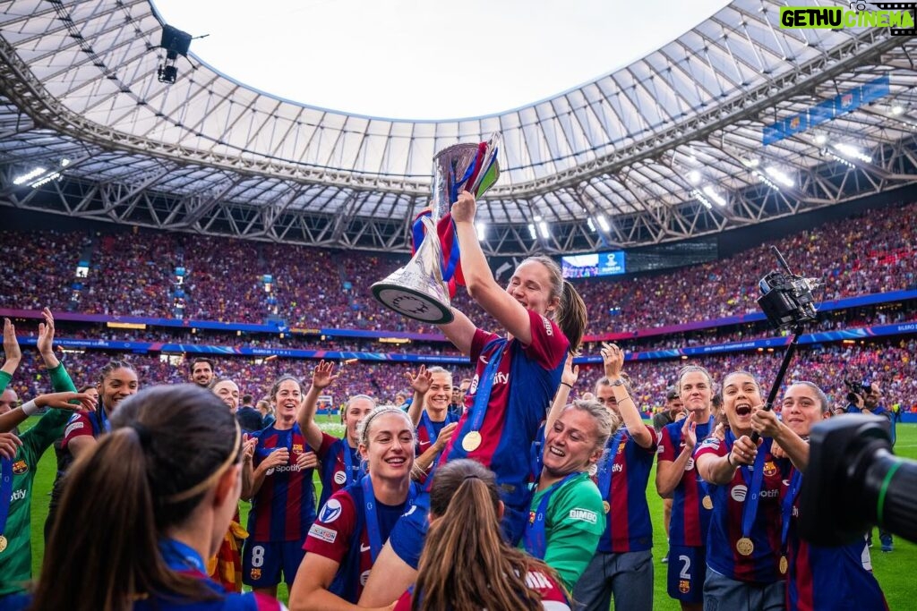 Caroline Graham Hansen Instagram - What a day! Thank you for the amazing support. We couldn’t do it without you! Somos campeonas de Europa #soyculé