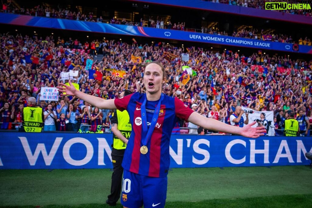 Caroline Graham Hansen Instagram - What a day! Thank you for the amazing support. We couldn’t do it without you! Somos campeonas de Europa #soyculé