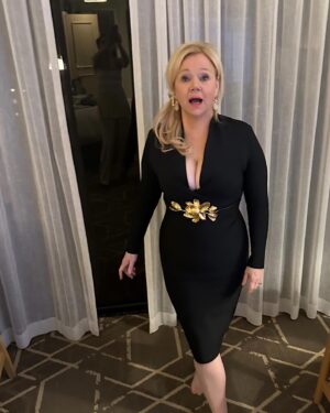 Caroline Rhea Instagram - Im getting ready for @celebfightnight and Ava said, “Nice wet suit”. #teenage #daughter I love @gatewayforcr I like this picture because you can see the self confidence drain from my face