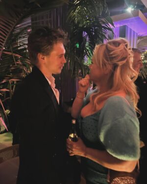Caroline Rhea Instagram - Thank you @appletv for the spectacular #palmroyale premiere. There is so much incredible work from this star studded cast. Kristen Wiig is so talented. Was so happy to see icons abounding. @mindycohn  and @itscarolburnett  always funny @thejuliaduffy @ricky_martin (who I recently very lovingly accosted on a flight) @joshlucas (so ridiculously handsome) @austinbutler was sitting quietly on a corner letting his beautiful girlfriend @kaiagerber shine. He’s the sweetest movie star and Elvis in my mind. @amberchardae you are a star. @allisonbjanney is so talented @mslesliebibb is really great. Prepare to be obsessed. Congratulations @abesylviamightyreal #tatetaylor #Comedy #palmbeach #austinbutler #elvis
