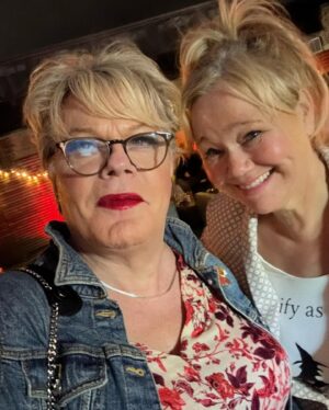 Caroline Rhea Instagram - Thank you my beloved Scotland for making me feel so at home.
Thank you to the seagull who used their precision vision to poop not just on my head but directly into the bag that contained a brand new purchase. It really does bring good luck and an appreciation for enclosed tour buses.
Thank you to the sweetest people who sold out the shows and brought me tablet (Scottish word for diabetes)  Thank you for showing me that you can live on carbs alone and jam is totally acceptable on cheese. Thank you to the geniuses @lego for making a bagpiper out of @lego Thank you to @gildedballoon and @karenkoren for hosting me so last minute.
Thanks to all the 3600 artists performing and making the world more beautiful. You must see @benjaminscheuer new show. He’s so truly gifted.
 Go and see the hilarious @megsstalter and the genius @eddieizzard  Always good to be reminded where you come from in every way. #standup #edinburgh #witches #sabrina #comedywoman