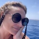 Caroline Vigneaux Instagram - Une surprise arrive ! 🤫 #vacances #holiday #summer #sun #voilier #kiff #surprise #surprised