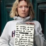 Caroline Vigneaux Instagram - LE COUTEAU AU DESSUS DE MA TÊTE IL ME MENACE DE FAIRE « UN MASSACRE SUR TOUTE LA FAMILLE. » AVEC MON FILS ON FUIT IL DÉNONCE UN ENLÈVEMENT D’ENFANT ET OBTIENT LA GARDE MA PLAINTE EST CLASSÉE SANS SUITE. MON RECOURS EST … REJETÉ !! LÉA 32 ans @carolinevigneaux porte le témoignage de Léa qui préfère garder l’anonymat. UN IMMENSE MERCI À TOUTES LES DEUX !!! Comment ne pas prendre ces menaces au sérieux et chercher à protéger son enfant ? Pour rappel en 2023, 26 enfants ont été tués, dont 8 avec leur mère par le compagnon de celle-ci dans un contexte de séparation. Alison Blondy/Jessica Stephan pour @apres_les_violences #AprèsLesViolences est une action photographique collective et solidaire avec les femmes et les enfants victimes de #violencesintrafamiliales, comme avec les familles victimes de féminicides. J’expose 10 tirages #APRÈSLESVIOLENCES du 24 au 30 juin au 61 3 rue de l’Oise Paris 19è. Merci le 61, merci @yael.caux *Le 27 juin à 19h, VERNISSAGE ! Un grand merci pour les prises de parole de : @laurarapp_1 , Alizé Bernard, Lucien Douib, Alison Blondy, Arnaud Godefroy, Sophia Antoine, Jérôme Giusti, Stephanie Gateau, Muriel Réus, @sandrine_bouchait_unff *Le 25 juin à 19h, soirée spéciale organisée par @lesjoursfr Rencontre avec @romanebrisard et Maman du Ciel (activiste pour les droits de l’enfance) : kidnapper son enfant pour la·e protéger de l’inceste. « Le féminicide est un crime de masse, un crime collectif. » Christelle Taraud Avec @jessica._.stephan et Alison BLONDY @lily_antovska pour #AprèsLesViolences, NOUS DEMANDONS : * le retrait ou la suspension de l’exercice de l’autorité parentale du parent violent * une prise en charge psychologique systématique des enfants victimes * que l’ASE ne sépare plus les enfants victimes de violences conjugales de leur parent protecteur … POUR UNE EUROPE FÉMINISTE ! Un grand MERCI à toutes celles et ceux qui ont posé pour #AprèsLesViolences, à toutes celles et ceux soutiennent mon action, à mes partenaires.