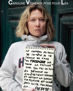 Caroline Vigneaux Instagram - LE COUTEAU AU DESSUS DE MA TÊTE IL ME MENACE DE FAIRE « UN MASSACRE SUR TOUTE LA FAMILLE. » AVEC MON FILS ON FUIT IL DÉNONCE UN ENLÈVEMENT D’ENFANT ET OBTIENT LA GARDE MA PLAINTE EST CLASSÉE SANS SUITE. MON RECOURS EST … REJETÉ !! LÉA 32 ans @carolinevigneaux porte le témoignage de Léa qui préfère garder l’anonymat. UN IMMENSE MERCI À TOUTES LES DEUX !!! Comment ne pas prendre ces menaces au sérieux et chercher à protéger son enfant ? Pour rappel en 2023, 26 enfants ont été tués, dont 8 avec leur mère par le compagnon de celle-ci dans un contexte de séparation. Alison Blondy/Jessica Stephan pour @apres_les_violences #AprèsLesViolences est une action photographique collective et solidaire avec les femmes et les enfants victimes de #violencesintrafamiliales, comme avec les familles victimes de féminicides. J’expose 10 tirages #APRÈSLESVIOLENCES du 24 au 30 juin au 61 3 rue de l’Oise Paris 19è. Merci le 61, merci @yael.caux *Le 27 juin à 19h, VERNISSAGE ! Un grand merci pour les prises de parole de : @laurarapp_1 , Alizé Bernard, Lucien Douib, Alison Blondy, Arnaud Godefroy, Sophia Antoine, Jérôme Giusti, Stephanie Gateau, Muriel Réus, @sandrine_bouchait_unff *Le 25 juin à 19h, soirée spéciale organisée par @lesjoursfr Rencontre avec @romanebrisard et Maman du Ciel (activiste pour les droits de l’enfance) : kidnapper son enfant pour la·e protéger de l’inceste. « Le féminicide est un crime de masse, un crime collectif. » Christelle Taraud Avec @jessica._.stephan et Alison BLONDY @lily_antovska pour #AprèsLesViolences, NOUS DEMANDONS : * le retrait ou la suspension de l’exercice de l’autorité parentale du parent violent * une prise en charge psychologique systématique des enfants victimes * que l’ASE ne sépare plus les enfants victimes de violences conjugales de leur parent protecteur … POUR UNE EUROPE FÉMINISTE ! Un grand MERCI à toutes celles et ceux qui ont posé pour #AprèsLesViolences, à toutes celles et ceux soutiennent mon action, à mes partenaires.