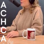 Caroline Vigneaux Instagram - Le nouvel épisode de mon podcast « CoachCast by Caroline Vigneaux » sort demain 😁 et voici la bande annonce ! Si vous connaissez quelqu'un qui a envie de changer de vie abonnez-le ! Les épisodes sont disponibles sur toutes les plateformes de podcast (Amazon Music, Apple Podcast, Deezer, Spotify, YouTube, ...) ➡️ lien en bio #podcast  #coach #changementdevie #coaching #carolinevigneaux