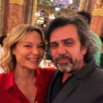 Caroline Vigneaux Instagram - Bonne pioche pour le Président @jm.dumontet et son délégué général @huguesleforestier ; ils ont eu l’excellente idée de confier la 35eme soirée des Molieres à la bienveillante et très élégante @carolinevigneaux . Avec humour et sans méchanceté elle a su entre autre, faire plonger l’olympisme à la cérémonie, nous faire rire, s’indigner, dénoncer, mettre en avant les invisibles, s’adresser avec beaucoup de tact, d’humour et de franchise à notre ministre de la culture @rachidadati et faire chanter une salle réputée récalcitrante à l’exercice. Autrice, interprète, metteuse en scène,….. productrice… elle a tous les talents et en plus, et ce n’est sans doute pas un hasard, elle est membre de @lasceneindependante - syndicat national des entrepreneurs de spectacles Je ne sais pas comment les téléspectateurs auront reçu la soirée, si les audiences seront bonnes mais pour ma part j’ai trouvé que remettre 19 récompenses en 2h15… c’est déjà pas si mal. Et puis… L’intervention des intermittents était certes sobre mais pertinente. Ça change et c’est bien. La séquence des disparus @alicetaglioni_officiel au piano était très émouvante. L’occasion de revoir Marguerite Gourgue et Colette Nucci… deux grandes dames du théâtre. @francis_huster_ éternel jeune homme était très affuté. L’irrésistible sagacité de @sophia.aram qui a courageusement défendue la vie et qui malgré son émotion a su garder le sens de l’humour… Le discours positif et apaisant du président @jmdproduction rappelant notre chance de vivre en France et nous invitant à cultiver et à promouvoir le bonheur. Deux regrets : pas de Molières pour @ascarideariane (🥲) et pas de Molieres pour Denali pourtant nommée 4 fois. J’aurais aimé que leurs talents soient salués. Mais je n’ai aucun doute ; nous allons très bientôt et pour longtemps entendre parler de @nicolaslbq , @luce.est.cool et toute la troupe de Denali. Foncez voir leur spectacle ; c’est formidable. Cela nous a presque fait oublier que demain la flamme olympique arrive à Marseille… et que l’OM devra aller faire jeudi un miracle à l’Atalanta… allez l’OM et vive le théâtre !