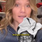 Caroline Vigneaux Instagram - Est-ce que tu connais la femme qu’on appelle la femme qui plantait les arbres ? 🤔 Ce soir, je veux vous parler de Wangari Muta Maathai, une militante au parcours extraordinaire qui a changé la vie de nombreuses personnes en Afrique de l’Est et bien plus largement qui a fait évoluer les esprits sur les questions climatiques. Portrait d’une femme inspirante et visionnaire ! 😊 #militante #wangarimaathai #ecologie #environnement #politique #arbre #femmepuissante