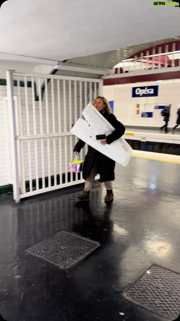 Caroline Vigneaux Instagram - Ma campagne d’affichage du métro a été censurée… Je suis donc allée la coller moi-même ! Dîtes-moi en commentaire si vous aussi vous auriez censuré ! 😅 Et si vous voulez connaître les réponses rendez-vous sur mon site internet. 😉 #metro #metroparisien #paris #affiche #affichage #censure #affichagemetro #humour #comedie #carolinevigneaux
