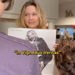 Caroline Vigneaux Instagram - Nos enfants sont toujours là pour nous soutenir 🥲 Lien en bio pour mon nouveau spectacle 😉 #nouveauspectacle #spectacle #humour #carolinevigneaux #enfants #parents #ados #adolescent