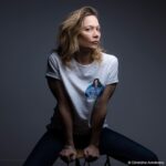 Caroline Vigneaux Instagram - Chaque année des femmes, des hommes et même des enfants sont drogués à leur insu dans le but d’abuser d’eux sans qu’ils ne puissent réagir ou parfois même en avoir conscience : on appelle ça la soumission chimique. Ça ne se passe pas seulement dans le milieu festif mais surtout dans la sphère privée, familiale. Cela peut arriver partout, à n’importe qui. C’est pourquoi je soutiens le mouvement #MendorsPas pour lutter contre ce fléau trop peu connu. En cas de suspicion pour vous ou quelqu’un de votre entourage, rendez-vous sur : mendorspas.org Soutenez le mouvement #MendorsPas avec le t-shirt @l.uniformeurbain dont la moitié des bénéfices sont dédiés à la lutte contre la soumission chimique et à l’accompagnement des victimes. @mendorspas @geraldine_aresteanu #mendorspas #combat #soutient