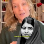 Caroline Vigneaux Instagram - Malala Yousafzai, tu connais ? 🧐 S’il y a bien une personne qui sait ce que c’est de se battre pour aller à l’école, c’est bien Malala Yousafzai ! Cette incroyable militante pour les droits de l’éducation a commencé à se battre pour cette cause alors qu’elle n’avait que 11 ans ! Elle a même survécu à une tentative d’assassinat par les talibans en 2012. Depuis, elle continue de faire entendre sa voix et de se battre pour un monde où chaque enfant aurait accès à une éducation de qualité. 📚 La classe ! 😎 #malalayousafzai #malala #education #ecole #droit #droitaleducation #droitsdesfemmes #inspirations #educationforall #educationforlife