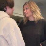 Caroline Vigneaux Instagram - Les ados et leurs discussions… 🙄🤣 #mereindigne #adolescents #ado #discussion #pote #life #education #reel #video