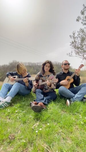 Casadilego Instagram - gli uccellini sono ospiti speciali, il vento si è imbucato. 
noi vi mandiamo un bacino e una buona pasqua!💚

The Gold @manchesterorchestra , @okayfineandy sull’arrangiamento di chitarra di @emmaharner
