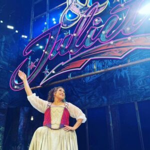Casey Donovan Instagram - Naarm you have been a pure joy! Thank you to all that have been and supported & loved the show in all of the best ways! 

Happy closing night @julietmusicalau
 
Singapore @baseasia @marinabaysands We'll be singing you September 💜💜💜