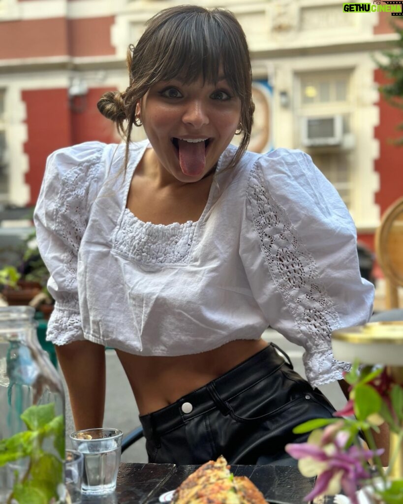 Cassady McClincy Instagram - Wet bangs in New York🧚🏼‍♀️ Lots of icecream, screaming for friends, icecream, screaming with friends, icecream, etc. New York, I love you, butilostmyvoicefromallthescreamingandlactose