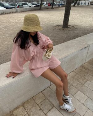 Cassandre Lapierre Instagram - Le petit look du jour 🌞🤍 la combi rose poudrée on valide ? 
J'espère que votre fête des pères a été bonne ? 🫶🏻

#ootd #outfit #outfitinspo #outfitoftheday #summeroutfit #summeroutfits #ideelook #lookdujour #combishort