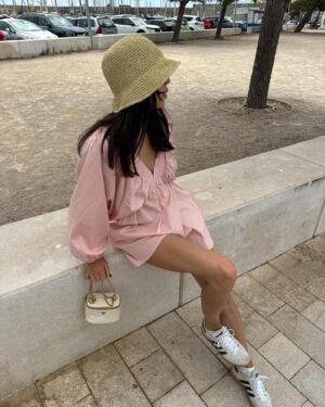 Cassandre Lapierre Instagram - Le petit look du jour 🌞🤍 la combi rose poudrée on valide ? 
J'espère que votre fête des pères a été bonne ? 🫶🏻

#ootd #outfit #outfitinspo #outfitoftheday #summeroutfit #summeroutfits #ideelook #lookdujour #combishort