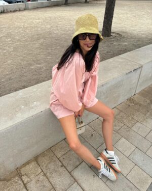 Cassandre Lapierre Instagram - Le petit look du jour 🌞🤍 la combi rose poudrée on valide ? 
J'espère que votre fête des pères a été bonne ? 🫶🏻

#ootd #outfit #outfitinspo #outfitoftheday #summeroutfit #summeroutfits #ideelook #lookdujour #combishort