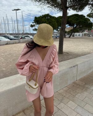 Cassandre Lapierre Instagram - Le petit look du jour 🌞🤍 la combi rose poudrée on valide ? 
J'espère que votre fête des pères a été bonne ? 🫶🏻

#ootd #outfit #outfitinspo #outfitoftheday #summeroutfit #summeroutfits #ideelook #lookdujour #combishort