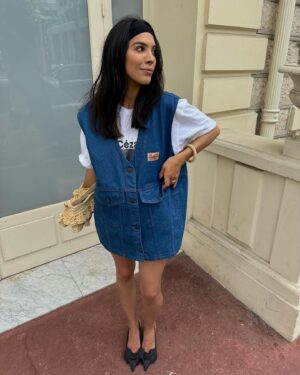 Cassandre Lapierre Instagram - J'ai détournée cette veste sans manches oversize en petite robe, vous aimez ? 🙊 

#ootd #outfitoftheday #americanvintage #zara #zarawoman #ootdfashion #denimjacket #denimstyle