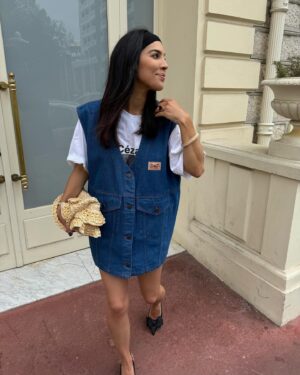 Cassandre Lapierre Instagram - J'ai détournée cette veste sans manches oversize en petite robe, vous aimez ? 🙊 

#ootd #outfitoftheday #americanvintage #zara #zarawoman #ootdfashion #denimjacket #denimstyle