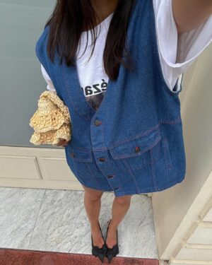 Cassandre Lapierre Instagram - J'ai détournée cette veste sans manches oversize en petite robe, vous aimez ? 🙊 

#ootd #outfitoftheday #americanvintage #zara #zarawoman #ootdfashion #denimjacket #denimstyle