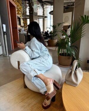Cassandre Lapierre Instagram - Ces mules ou rien 😍 combien sur 10 pour ce look combi denim   mules plateforme ? 

publicité 

#ootd #outfitoftheday #ootdfashion #americanvintage #jonak #lookdujour #lookoftheday #idée look