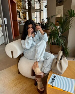 Cassandre Lapierre Instagram - Ces mules ou rien 😍 combien sur 10 pour ce look combi denim   mules plateforme ? 

publicité 

#ootd #outfitoftheday #ootdfashion #americanvintage #jonak #lookdujour #lookoftheday #idée look
