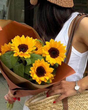 Cassandre Lapierre Instagram - Mon cadeau de fête des mères de moi à moi 🌻⌚️

Faites-vous plaisir avant la fête des mères avec la collection Elan Lumine de @danielwellington, marquant les moments spéciaux de la maternité 🤍

Offre d'une durée limitée : 20% de réduction pour l’achat de deux produits   une boîte à bijoux gratuite de voyage exclusive : il vous suffit de l’ajouter à votre panier et utiliser mon code « DWMAY-NBM » lors du paiement. 

Publicité 

#danielwellington #ootd #fetedesmeres #mothersday