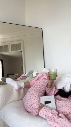 Cassandre Lapierre Instagram - Pov : quand tu te retrouves enfin seule à la maison 🙈💕 
Ce pyjama n'est pas trop mignon ? @loungeunderwear 

#loungeundewear #morningroutine #pyjamaparty #cute #homewear #ootd #girltime #pinkoutfit 

Publicité