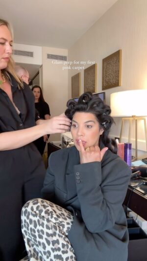 Cassandre Lapierre Instagram - J'vous ai caché qu'hier j'ai été invitée sur le pink carpet par @kerastase_official pour mon premier @canneseries .. 🙊🪩💕

hairstyle @kerastase_official 
make up @armanibeauty 

Publicité - invitation 

#canneseries #kerastase #armanibeauty #makeup #hairstyle