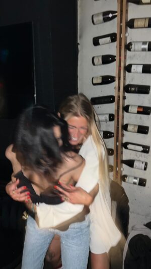 Cassandre Lapierre Instagram - Un petit peu de clichés de cette soirée avec les amours <3

#birthday #birthdaygirl