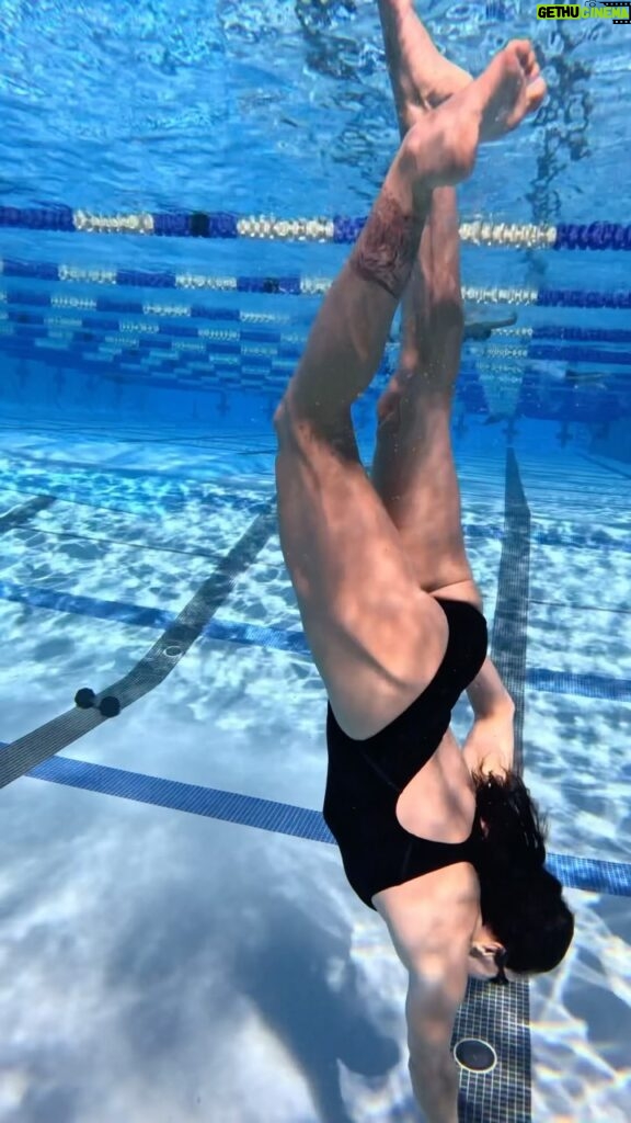 Cat Zingano Instagram - 🎶California dreamin’ on such a winters day 🎶 Could you hang with this training in the deep end? 🌊 🤿 🧜🏼‍♀️ #catsinwater #flowstate #waterworld #backflip #weights #breathwork @deependfitness
