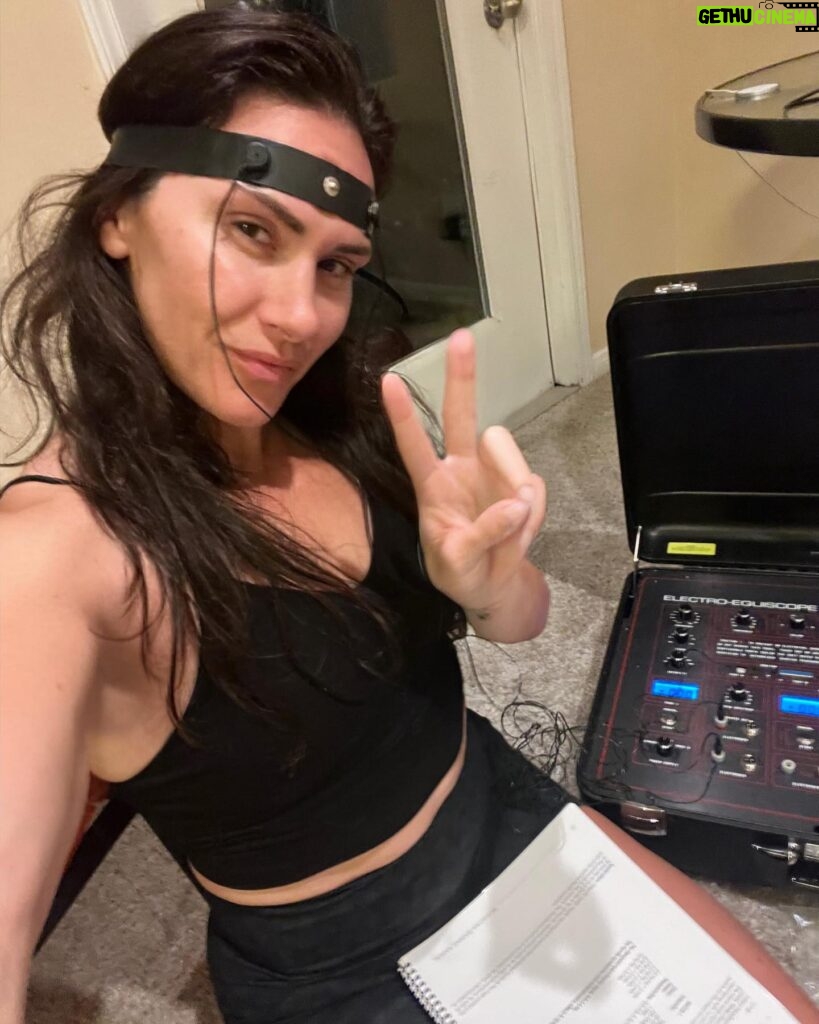 Cat Zingano Instagram - Working to create and maintain my best self, naturally. This is the same machine that I talked about on @joerogan a couple years ago. It has done amazing things for myself some of your other favorite most famous high level athletes. I’m so lucky to have resources like this for my title fight training camp. Check them out! intellbio.com @intellbio @magicflowbus #equiscope #intellbio #flowreal #bellator300sandiego