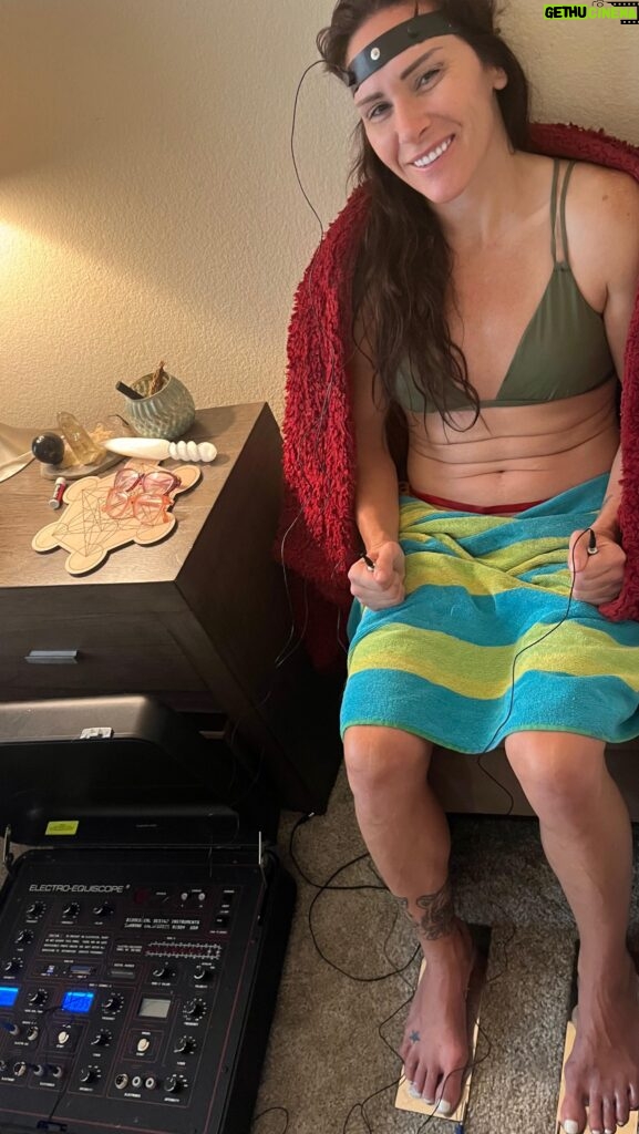 Cat Zingano Instagram - Adding extra good vibes and frequencies from head to toe! The Electro-Equiscope is like a Smart Tesla Charging Station for the Body. The Equiscope aids the body to heal itself by harmonizing the autonomic nervous system by opening cellular communication, increasing production of the body’s natural energy (ATP). Proprietary protocols identify impedance and deposit frequency intelligently through the skin, promoting circulation, reducing inflammation, eliminating pain and accelerating recovery. To put it simply… it’s bad ass! intellbio.com @intellbio @magicflowbus #equiscope #intellbio #flowreal
