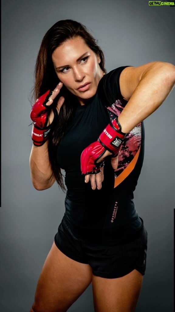 Cat Zingano Instagram - Red hat 🎅 red gloves 🥊 He gives gifts, I send fists. I’m so blown away by how fast this year flew by. So much has happened. Just want to shout out the love and gratitude I have for my fans, you guys really are the greatest 🙏🏼 Find me and let’s chat at my @onlyfans #fighter #wrapped #mma #momfight #sleighbells #sponsored