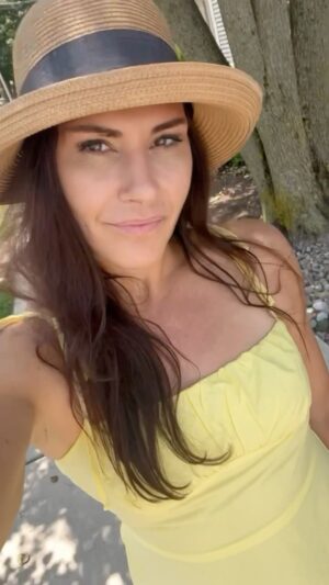 Cat Zingano Instagram - Sun dresses in July 🤌🏼
I wait for this all year 💛 

What’s your favorite season?