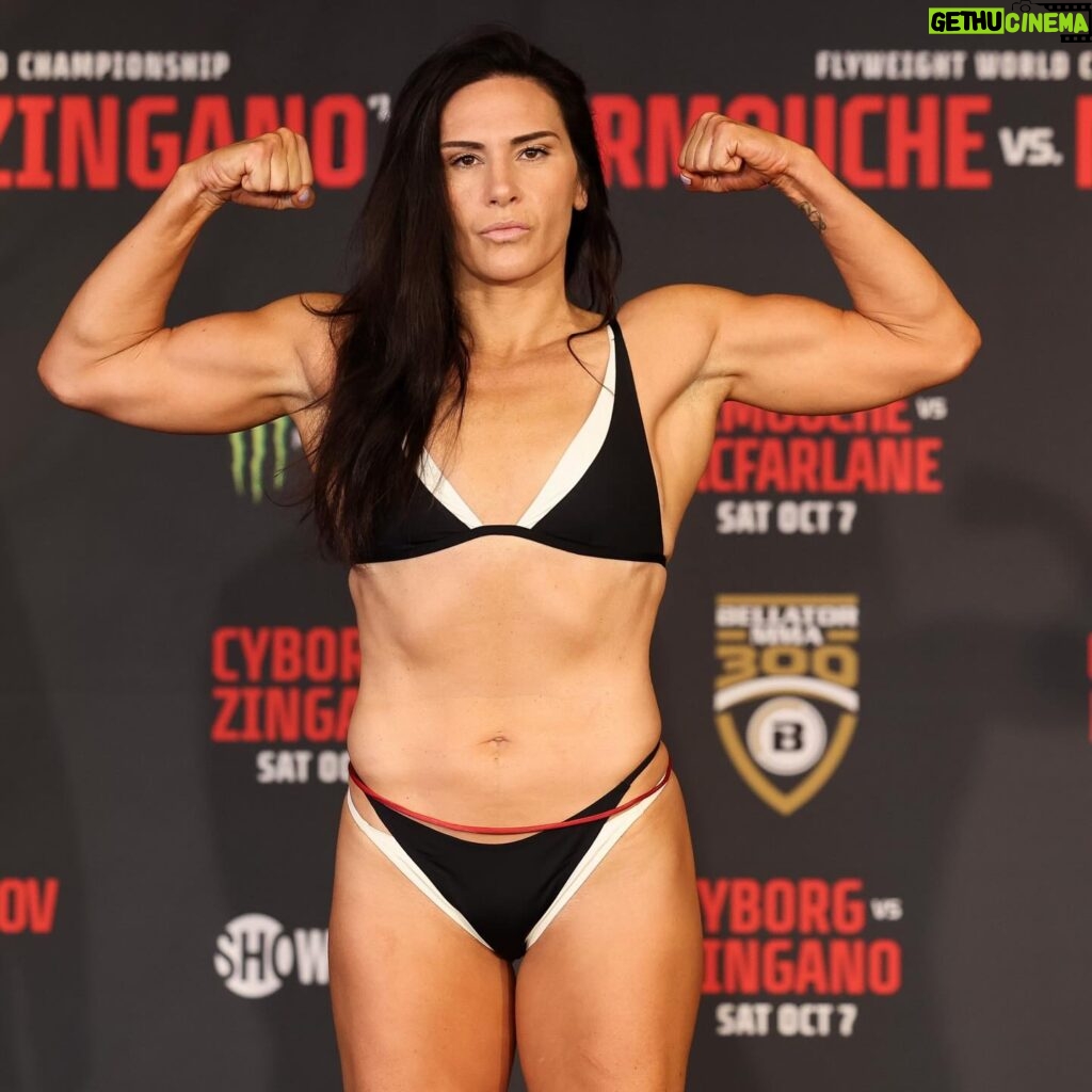 Cat Zingano Instagram - All of these fight week fit flexes are provided by @camelliasolanabeach 💪🏼 Everything in the store makes me look and feel like a powerful warrior princess. Especially during fight week! My good friend and the owner, @debtinic , is a Midwest single mom who raised up two amazing boys, both wrestlers, one of which went on to be a US Navy SEAL. There is so much love and integrity in this shop! Guys, take your girls, girls take yourselves, to the best boutique on the planet! #teamcamellia #glitsandglam #solanabeach #HW101 #camelliasolanabeach #warriormoms