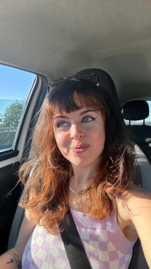 Catarina Perez Instagram - O Spike foi a estrela de 2023 por quase se ter transformado literalmente numa estrelinha no céu no início do ano ⭐️ e a Siesta também trouxe grandes quantidades de brilhinhos ao ter aparecido nas nossas vidas em abril ✨ mas não posso deixar de agradecer a vocês todos por existirem, seja de que forma for 💫 um feliz 2024 para o mundo ☀️💛🌙