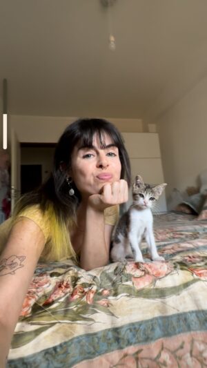 Catarina Perez Instagram - Tantas coisas novas na nossa vida nestes últimos tempos 🤯 e tantas para acontecer só nesta próxima semana 🫠 vou passando por aqui para contar 🫡 xaxufiiiis 💛😽