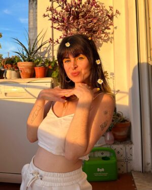 Catarina Perez Instagram - De 1 a 6 qual a próxima foto de perfil? 🌼✨💛 Votem pliz e lembrem-se que mais vale uma máquina de lavar a louça no fundo da foto do que duas a voar 🐥 (tattoos lindas da primeira pic pela incrível @belestattoos 🤩)