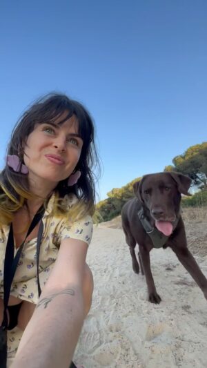 Catarina Perez Instagram - Desculpem lá ter dito “os animais são nossojamigos” 🤓eheh 🐣 mas o que eu queria partilhar era esta histórinha com quase 8 anos em que ao início eu era uma jovem inexperiente lost em relação ao que fazer com um Spike puppy demasiado energético e hoje em dia estou muito orgulhosa do caminho que percorremos 🌴🌻🌳🍄🪻🌵🪨🪸🐚🪵 obrigada a todos os que nos apoiara-me ajudaram, mesmo sem saber 💖 obrigada especial às incríveis professionals @nacompanhiadasophia e @abcomportamento ✨🐾💫