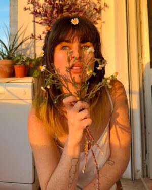 Catarina Perez Instagram - De 1 a 6 qual a próxima foto de perfil? 🌼✨💛 Votem pliz e lembrem-se que mais vale uma máquina de lavar a louça no fundo da foto do que duas a voar 🐥 (tattoos lindas da primeira pic pela incrível @belestattoos 🤩)