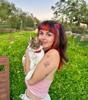 Catarina Perez Instagram - Se repararmos bem, sempre quis morar numa casa com quintal e esta gatinha veio para a minha vida tratar desse assunto 🦋 o cachorro pode até mostrar uma expressão séria nesta fotografia mas está sempre todo divertido a correr e a saltar 🌳🧡🏡