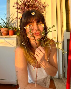 Catarina Perez Instagram - De 1 a 6 qual a próxima foto de perfil? 🌼✨💛 Votem pliz e lembrem-se que mais vale uma máquina de lavar a louça no fundo da foto do que duas a voar 🐥 (tattoos lindas da primeira pic pela incrível @belestattoos 🤩)