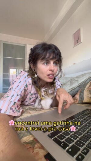 Catarina Perez Instagram - Não sabendo como vai ser o futuro, continuem a enviar boas energias, amor e enviem este vídeo para marcas de caravanas e de comida e seguro de animais para patrocinarem a Siesta e o Spiki 👼💕 eheheh *risinho nervoso* 🐥 obrigada por tudo! 🐱✨🐶 agradecimento especial à @medalhasmisstagger pelo presente que enviou para estes bebézinhos 🥰
